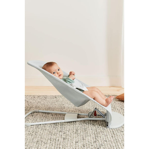 BabyBjörn Babywippe Balance Soft, Netzstoff, Silber/Weiß