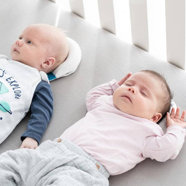 Babykissen gegen Kopfverformungen weiß – Medibino® Babykopfschutz