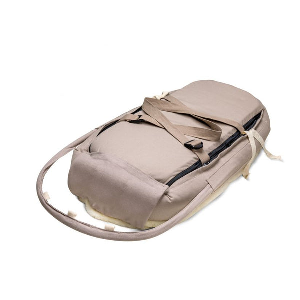 Babynestchen Grünschnabel aus Lammfell mit Spielbogen (mit Figuren)