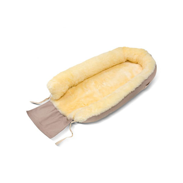 Babynestchen Grünschnabel aus Lammfell mit Spielbogen (mit Figuren)