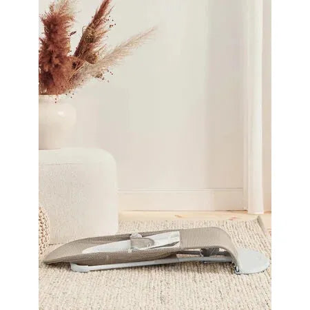 BabyBjörn Bouncer Balance Soft, hellgrauer Rahmen, Mesh, Graubeige/Weiß