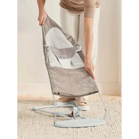 BabyBjörn Bouncer Balance Soft, hellgrauer Rahmen, Mesh, Graubeige/Weiß