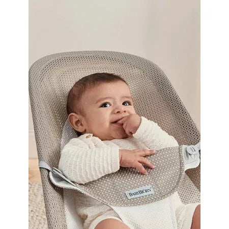 BabyBjörn Bouncer Balance Soft, hellgrauer Rahmen, Mesh, Graubeige/Weiß