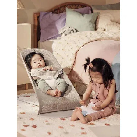 BabyBjörn Bouncer Balance Soft, hellgrauer Rahmen, Mesh, Graubeige/Weiß
