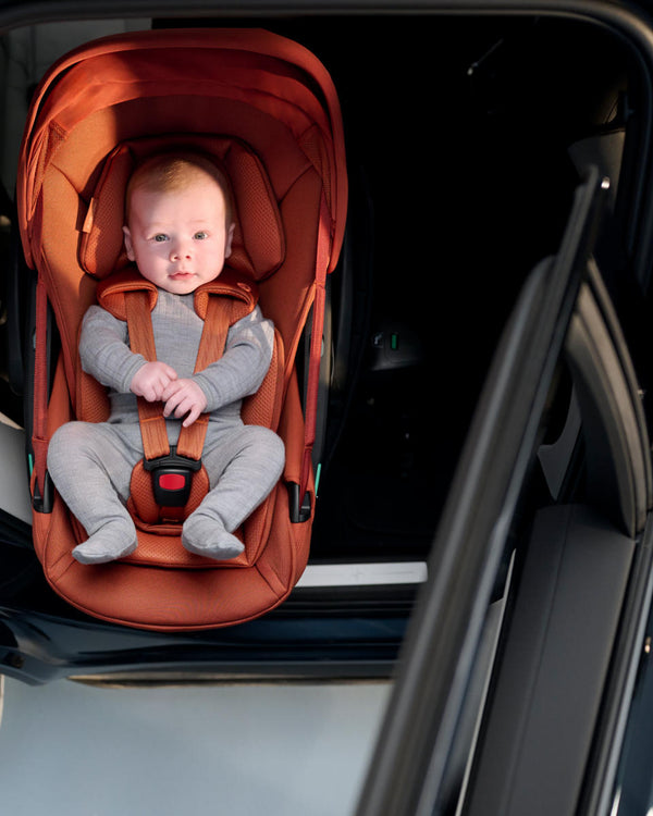 Maxi Cosi Coral Slide Pro i-Size Babyschale Sapphire Sand + Family Fix Slide Pro