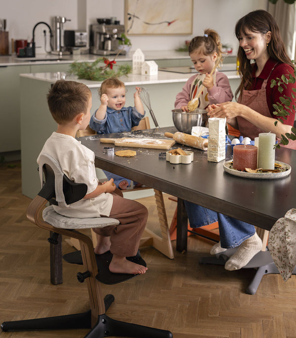 Stokke® Nomi® Stuhl Walnuss / Black + Babyset gratis