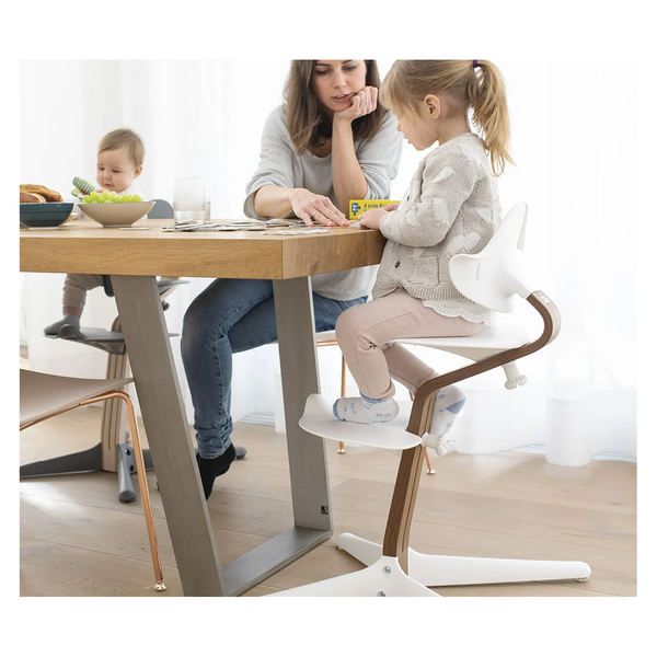 Stokke® Nomi® Stuhl Walnuss / Grey + Babyset gratis