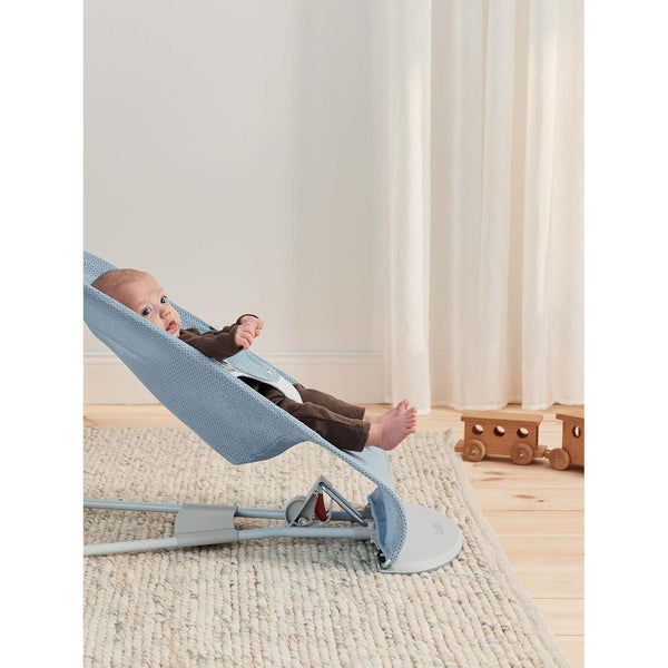 BabyBjörn Bouncer Balance Soft, hellgrauer Rahmen, Mesh, himmelblau/weiß