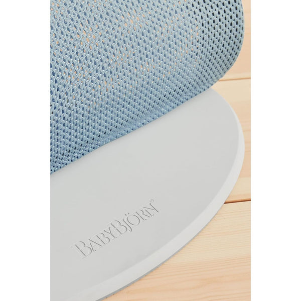 BabyBjörn Bouncer Balance Soft, hellgrauer Rahmen, Mesh, himmelblau/weiß